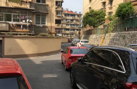 业主制造噪音物业应不应该管