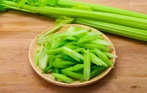 芹菜空心的原因是什么