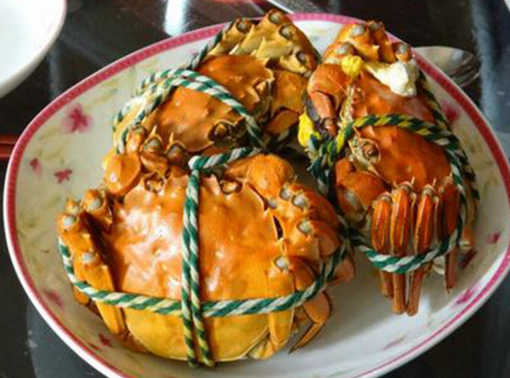 螃蟹蒸好后立即打开盖吗