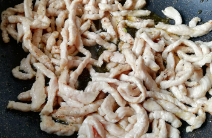 炒肉丝要热锅冷油还是冷锅热油