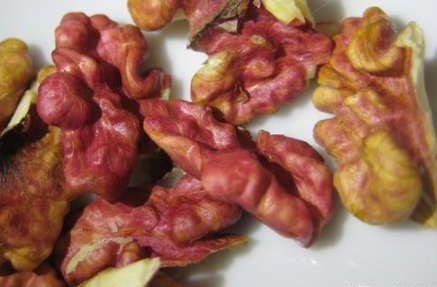 红色核桃仁是怎么回事