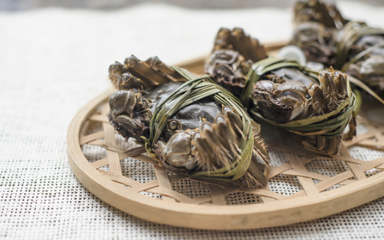 大闸蟹可以和泡沫箱一起放冰箱吗