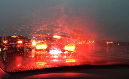 挡风玻璃下雨模糊不清怎么办