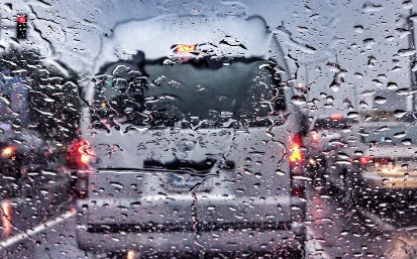 挡风玻璃下雨模糊不清怎么办