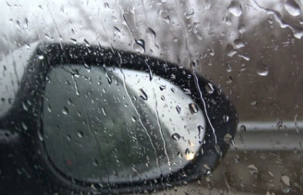 挡风玻璃下雨模糊不清怎么办