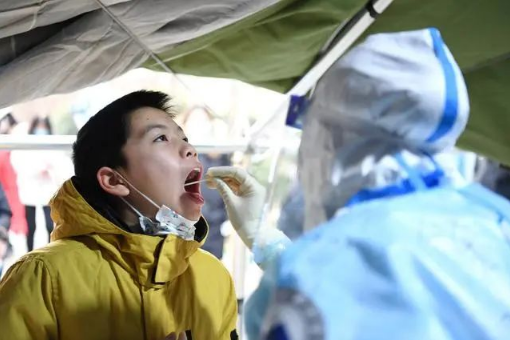 核酸检测的棉签会碰到嘴唇吗