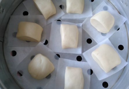 蒸包子下面垫纸能吃吗