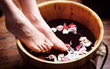 三伏天泡脚出汗排湿吗