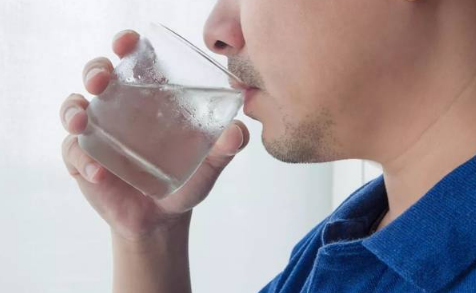 早上只喝水不吃饭会有什么危害