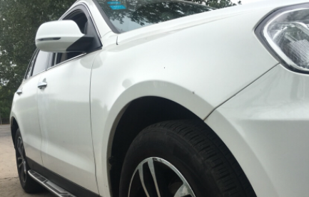 白色汽车沾上沥青怎么办