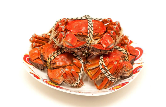 大闸蟹蒸的时候要放盘中吗