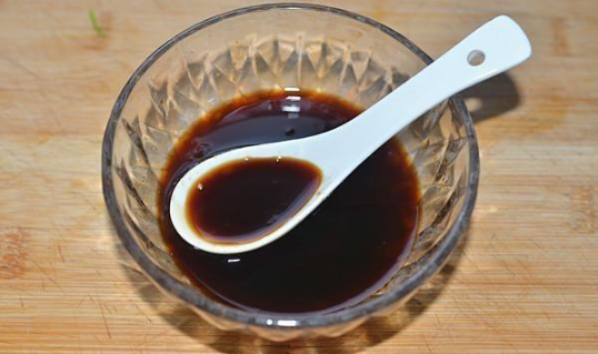 蚝油里面有白色斑点加菜里面炒了还能吃吗