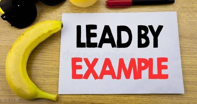 面试中的自我介绍(面试时自我介绍应该说点啥?)