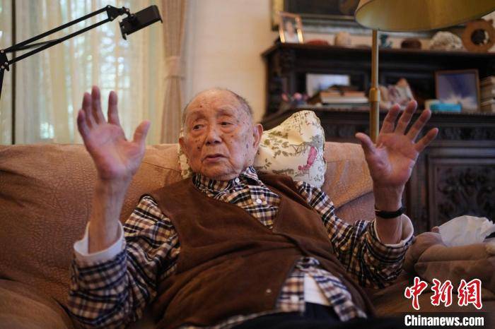 黄永玉简介(黄永玉新作叙写“走读”生涯)