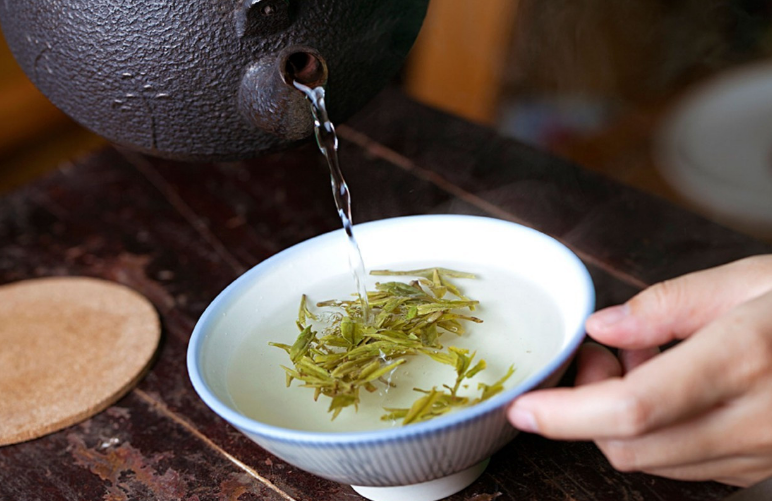 泡茶专用水(平时泡茶用什么水最好?)