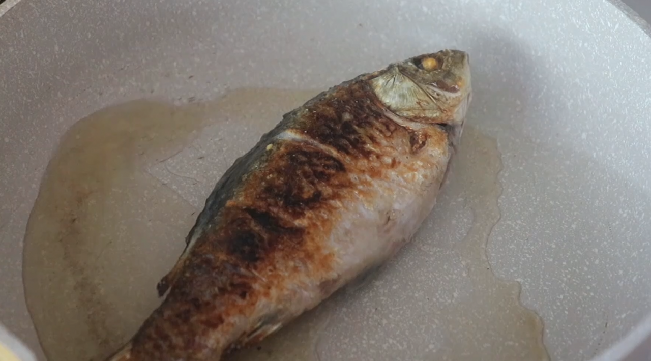 怎么炸鱼不粘锅(鱼要怎么炸才不粘锅)