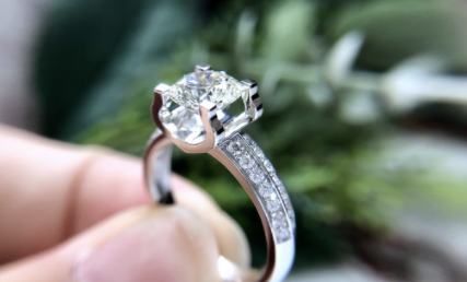 钻石摔了会摔出裂缝吗