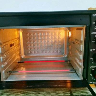 用烤箱烤鸡翅(用烤箱烤鸡翅怎么烤需要什么材料)