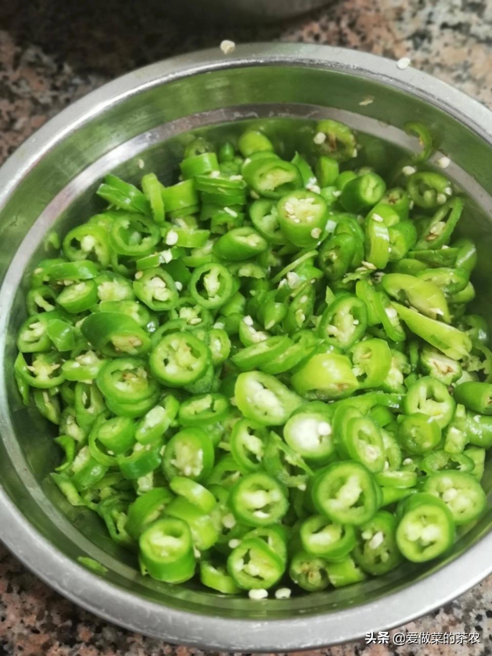 白斩鸡蘸料(白切鸡,在粤西有一种神奇的蘸料)