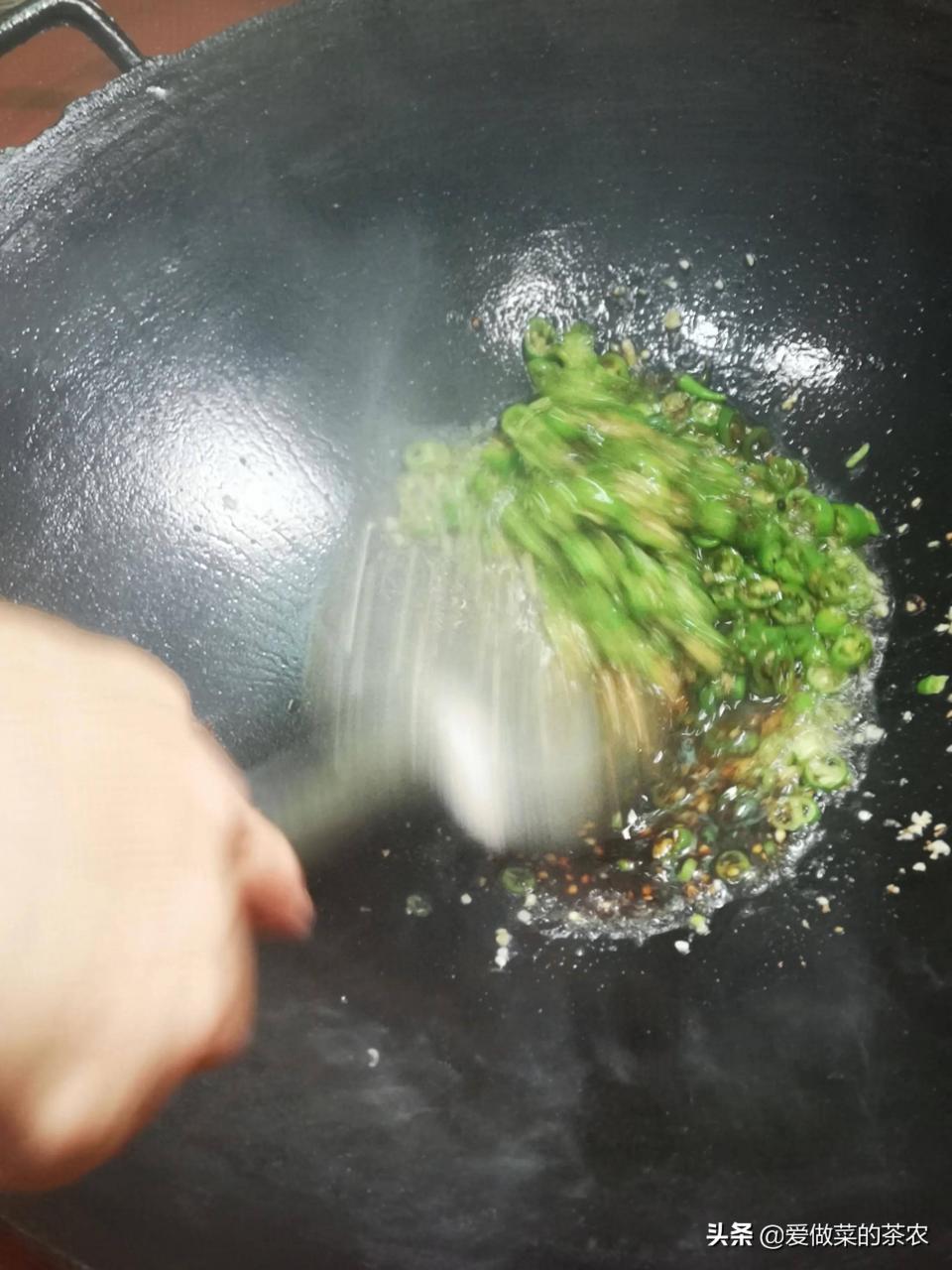 白斩鸡蘸料(白切鸡,在粤西有一种神奇的蘸料)