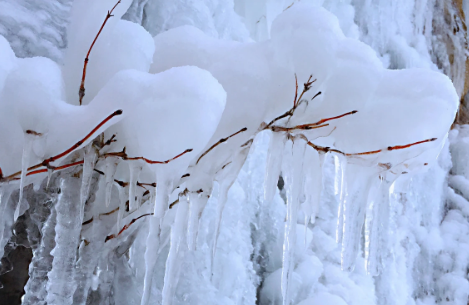 哈尔滨冰雪大世界离哪个火车站近