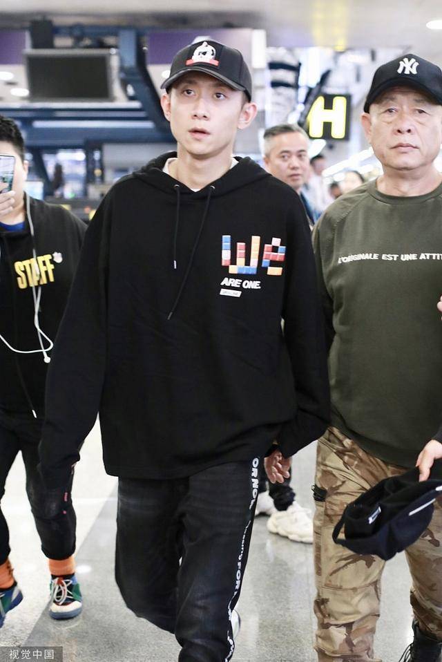 张一山父母(张一山与老爸现身机场)