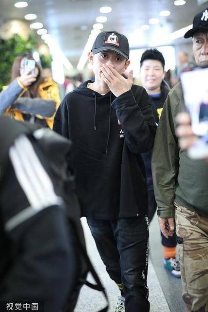 张一山父母(张一山与老爸现身机场)