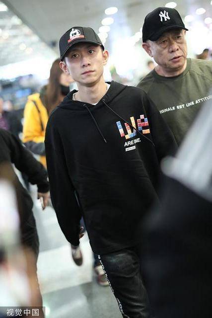 张一山父母(张一山与老爸现身机场)