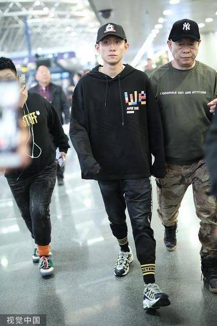 张一山父母(张一山与老爸现身机场)