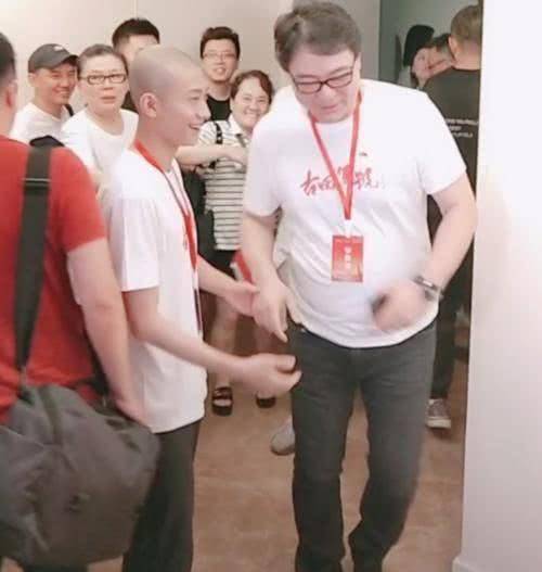 张一山父母(张一山与老爸现身机场)