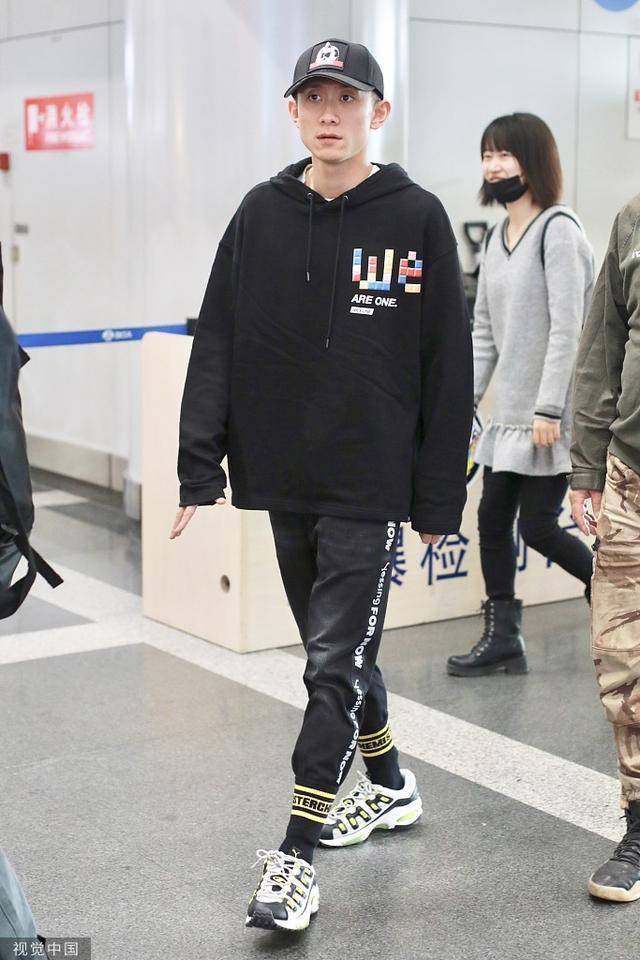 张一山父母(张一山与老爸现身机场)