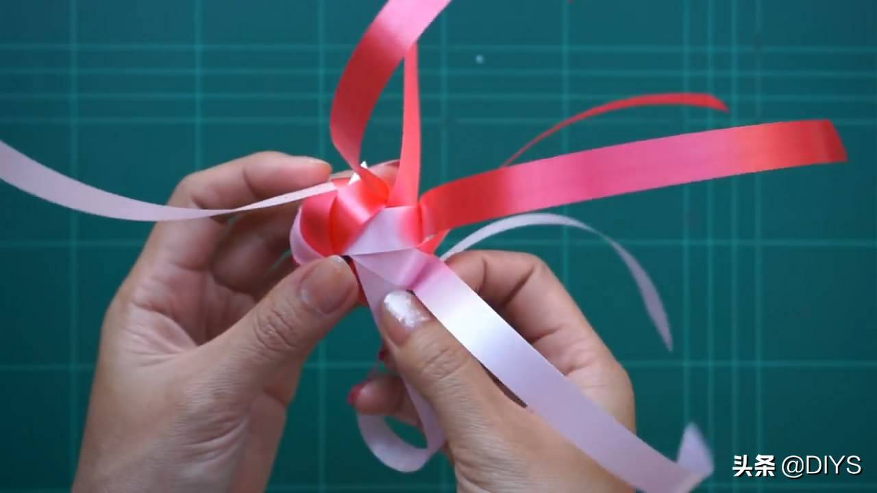 彩带玫瑰花的折法（用彩带叠玫瑰花）