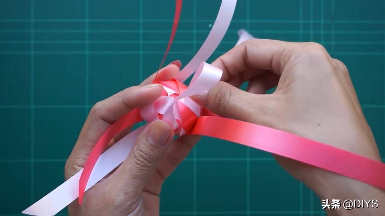彩带玫瑰花的折法（用彩带叠玫瑰花）