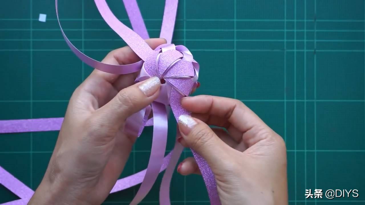 彩带玫瑰花的折法（用彩带叠玫瑰花）