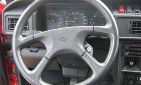 新车停车轮胎正方向盘不正什么问题