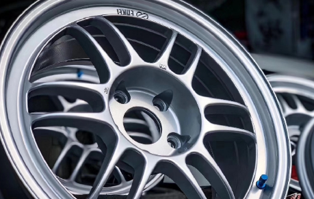 轮毂被马路牙子刮花要紧吗