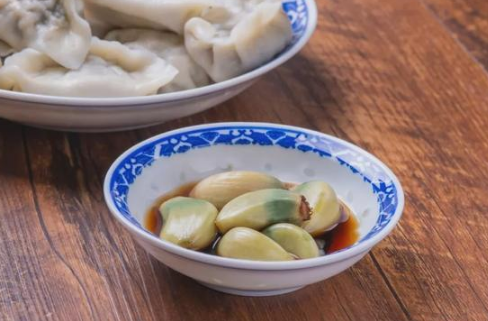 腊八蒜的醋要上火熬吗