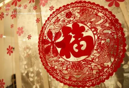 贴吊钱是冲屋里还是冲外面