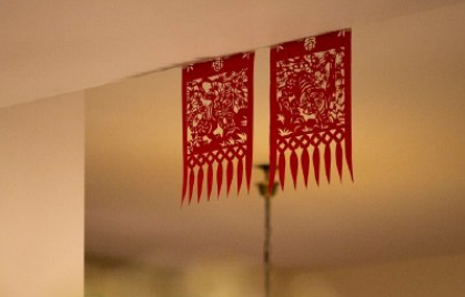 贴吊钱是冲屋里还是冲外面