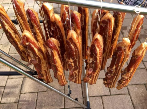 腊肉淋雨了可以用热风吹吗