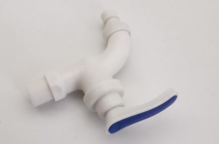 塑料水龙头断了里面的部分怎么弄出来