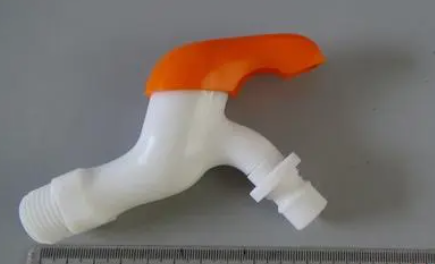 塑料水龙头断了里面的部分怎么弄出来