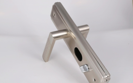 防盗门把手弹不回去怎么办