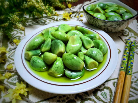 腊八蒜可以和白菜一起腌吗