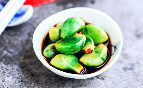 腊八蒜可以和白菜一起腌吗