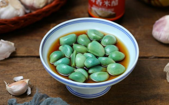 吃腊八蒜可以喝可乐吗