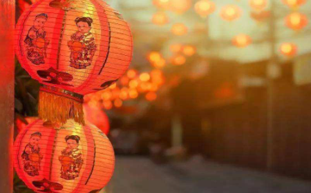 过年店铺门口挂几个灯笼2022