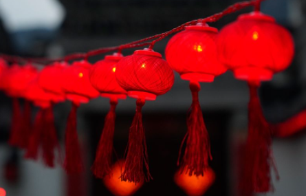 过年店铺门口挂几个灯笼2022