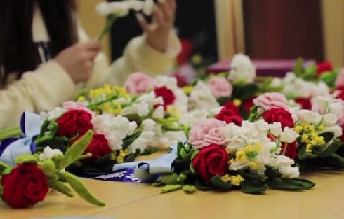 2022冬奥会颁奖用的花是鲜花还是绒花