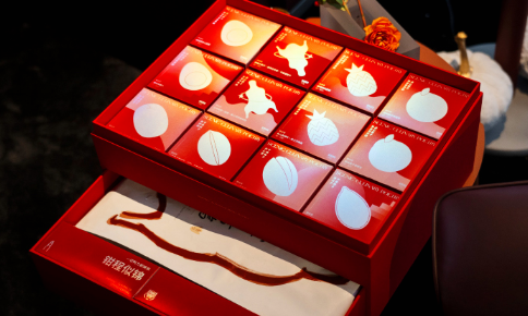 结婚头一年送礼要婆婆出吗